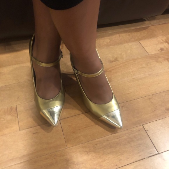 Beautiful Gold shoes NEVER Worn.Ankle strap. - Picture 2 of 6